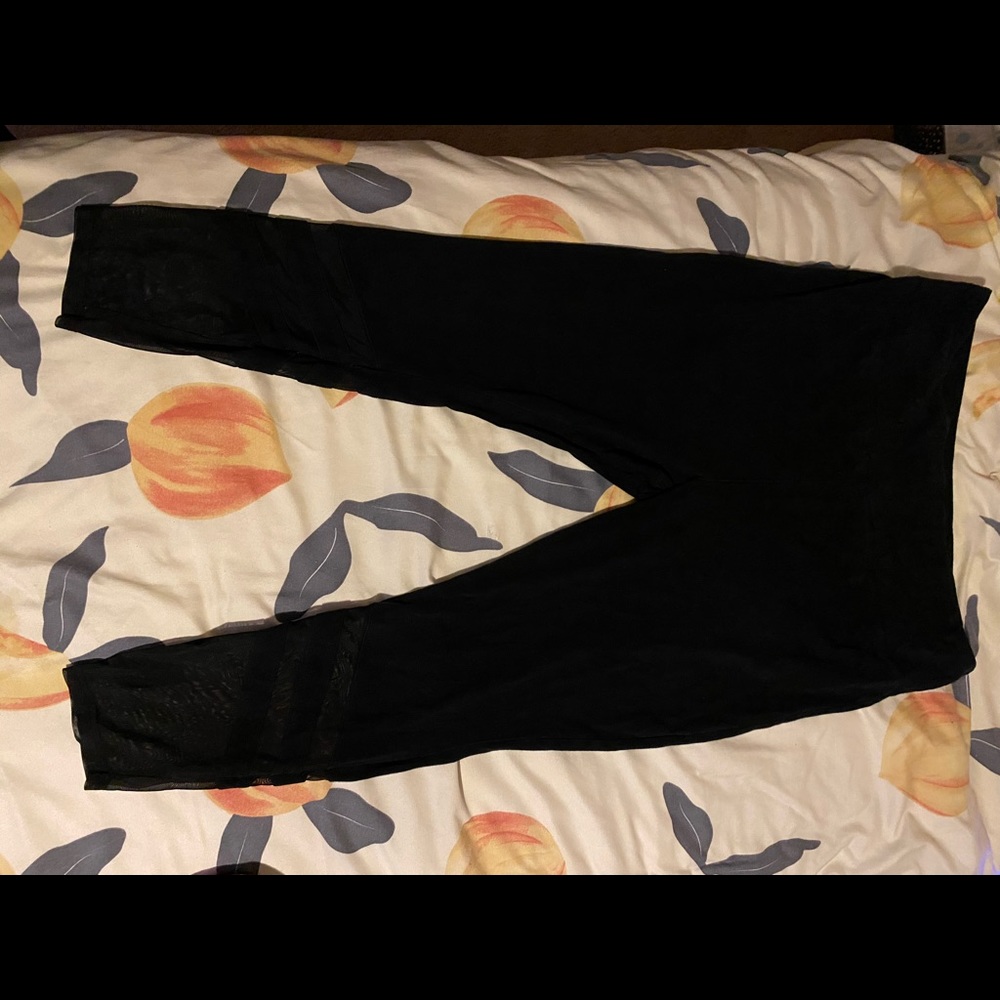 Black leggings with mash calves